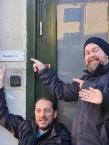 Photo of EDGE members pointing to a sign saying "transformer" in Norwegian